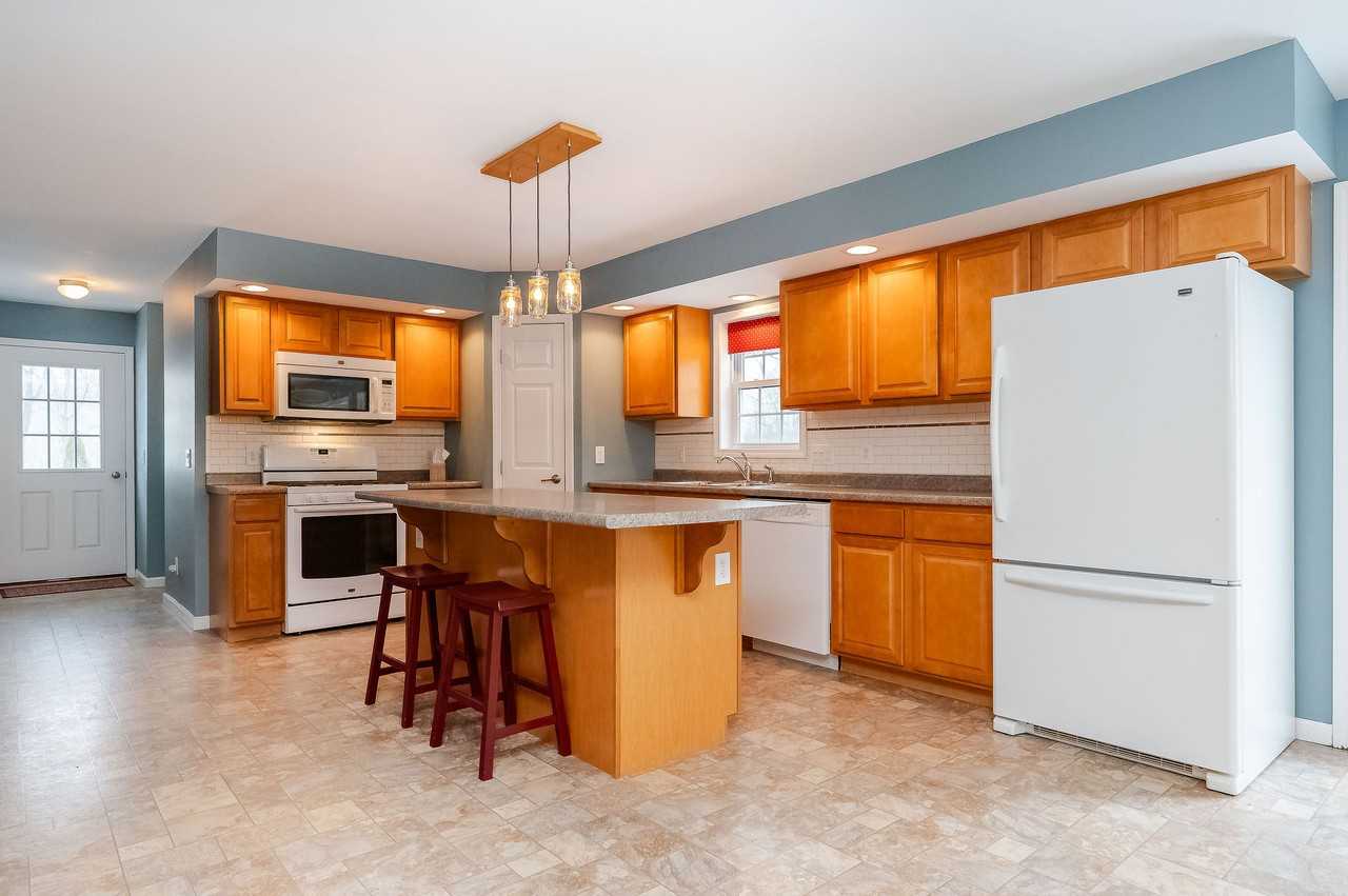 21 Sewall Rd - Photo 3 of 46