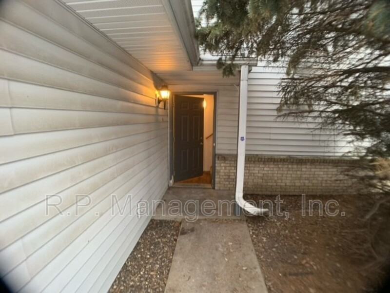 5607 4th St Ne - Photo 3 of 20