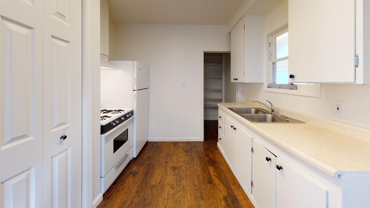 1042 W Court Aly - Photo 2 of 14