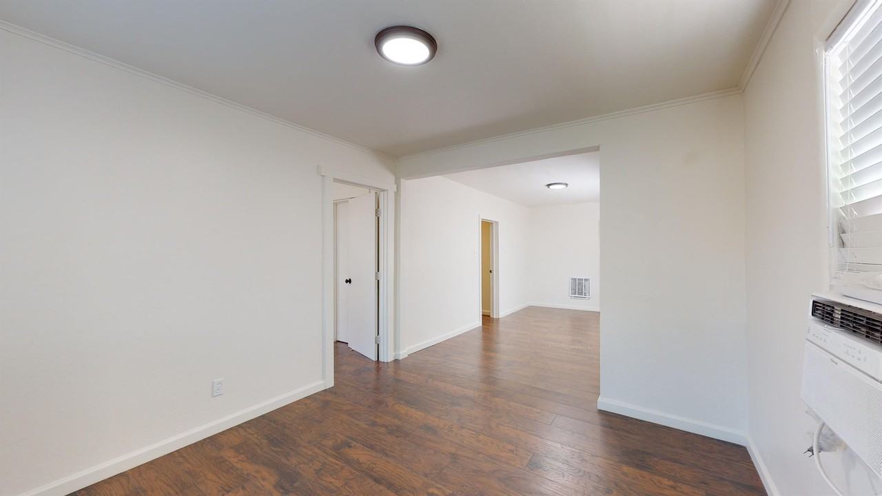 1042 W Court Aly - Photo 3 of 14