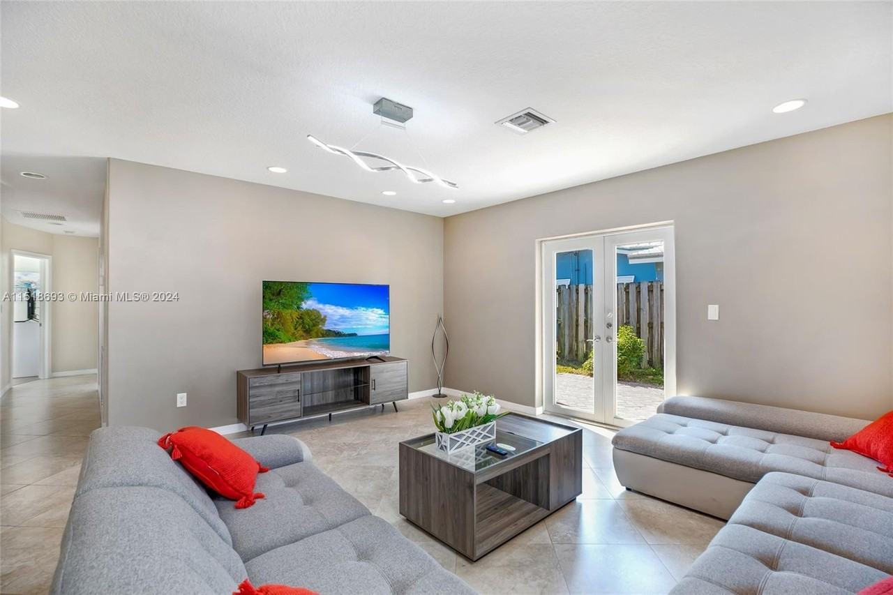 4710 Ne 18th Ter - Photo 4 of 32