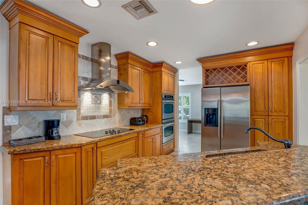 4710 Ne 18th Ter - Photo 7 of 32