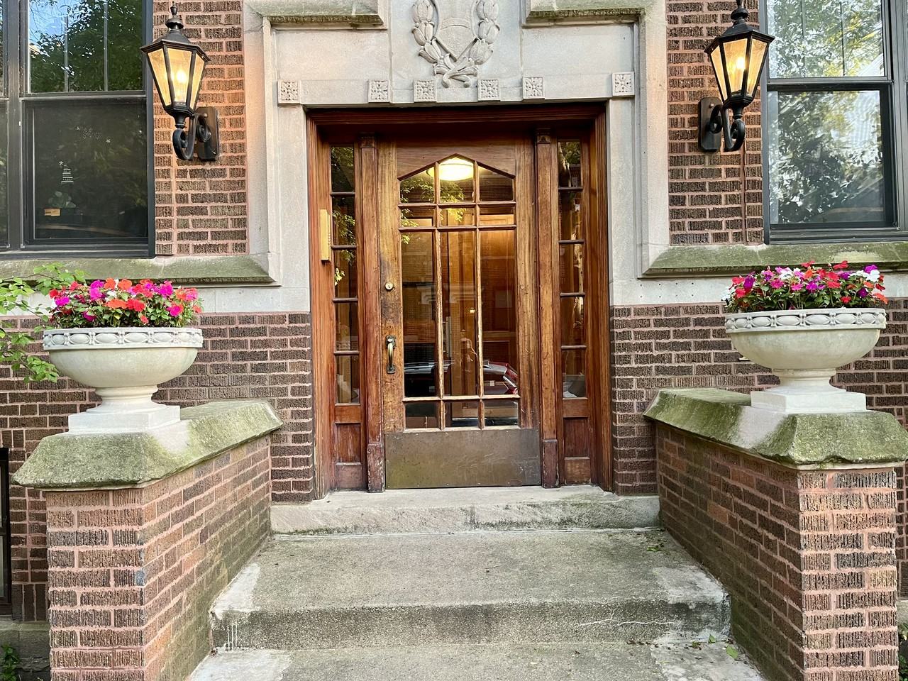 6556 North Glenwood Avenue - Photo 5 of 17