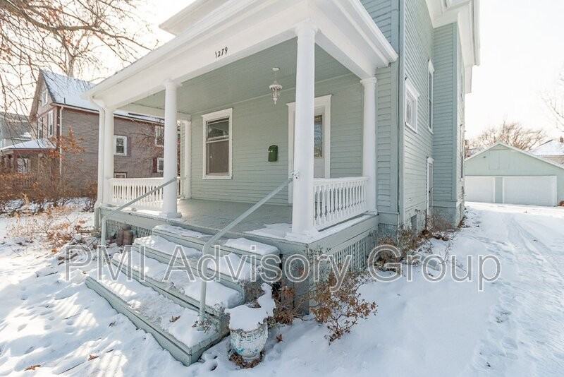 1279 Sw Mulvane St - Photo 3 of 34