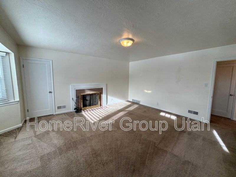 875 S Foothill Dr - Photo 2 of 16