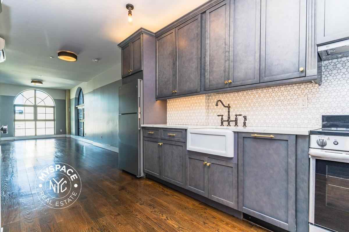 187 Kent Ave #712