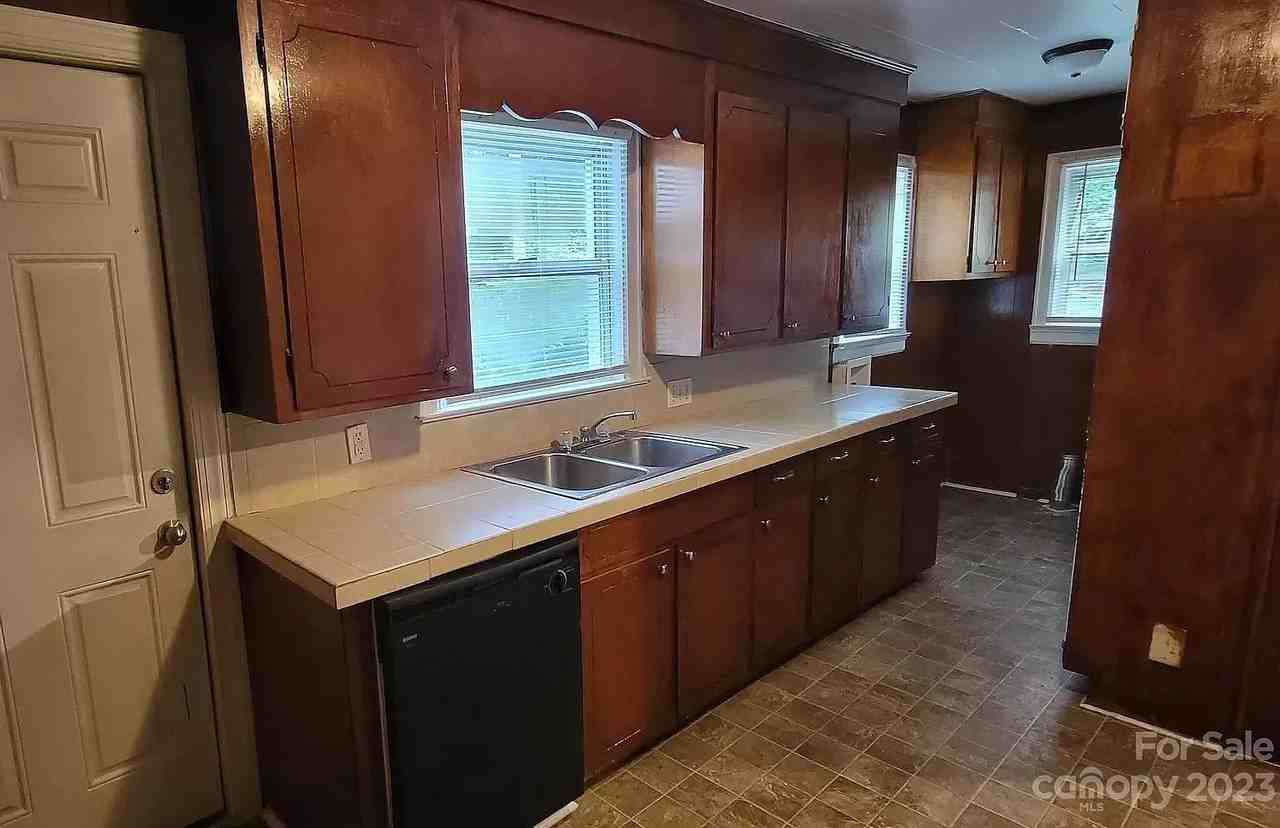 2517 Crispin Ave - Photo 5 of 17