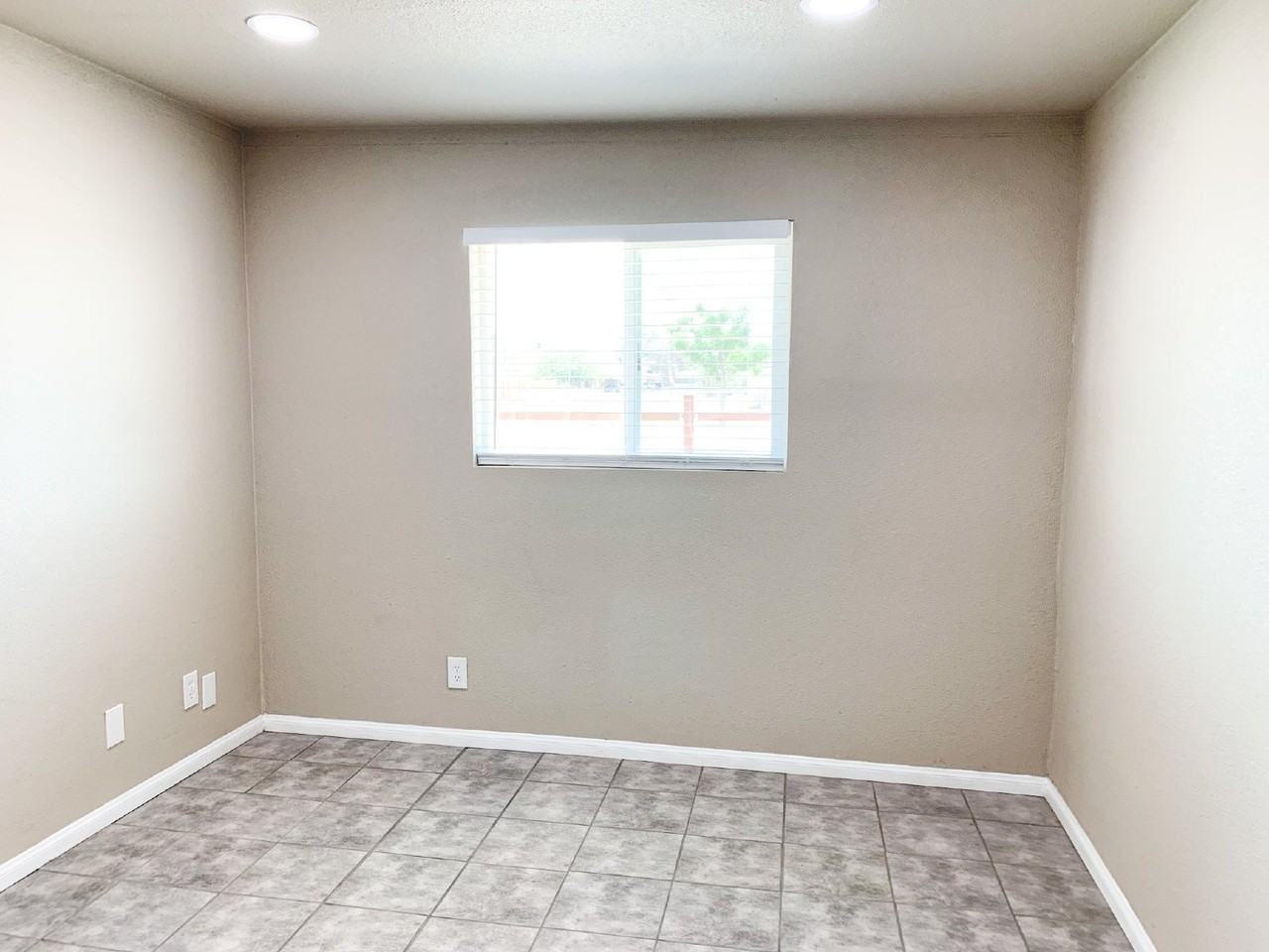 419 S Sanders St - Photo 2 of 9