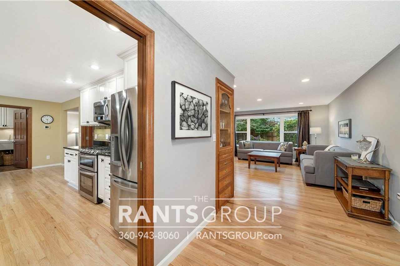 3505 Holiday Dr Se - Photo 2 of 31