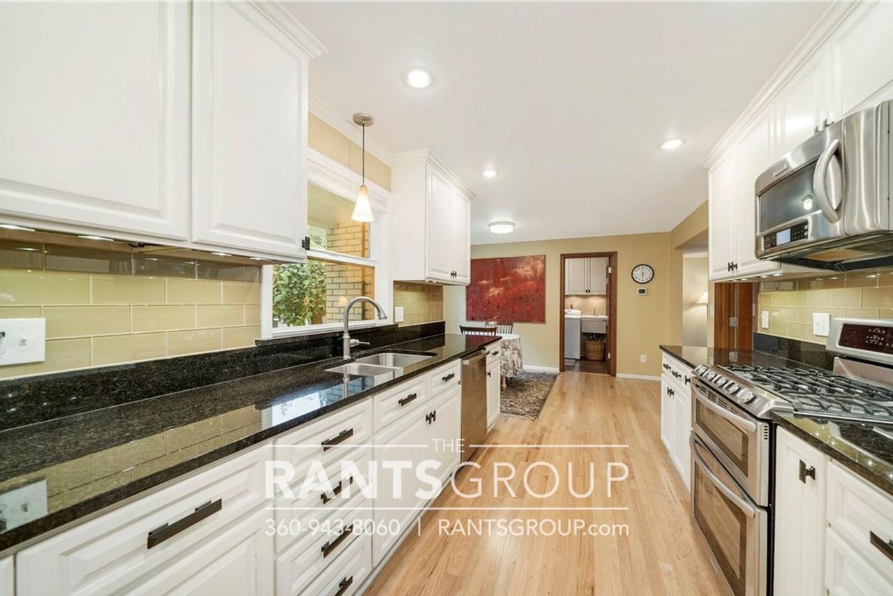 3505 Holiday Dr Se - Photo 3 of 31