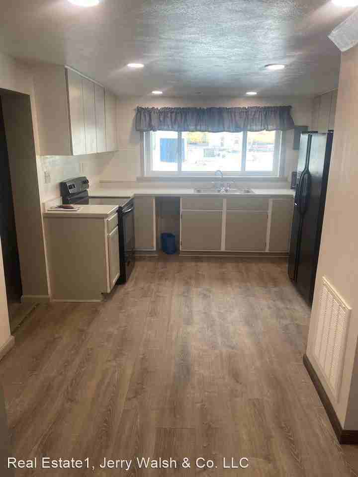 808 S 2nd St - Photo 3 of 3