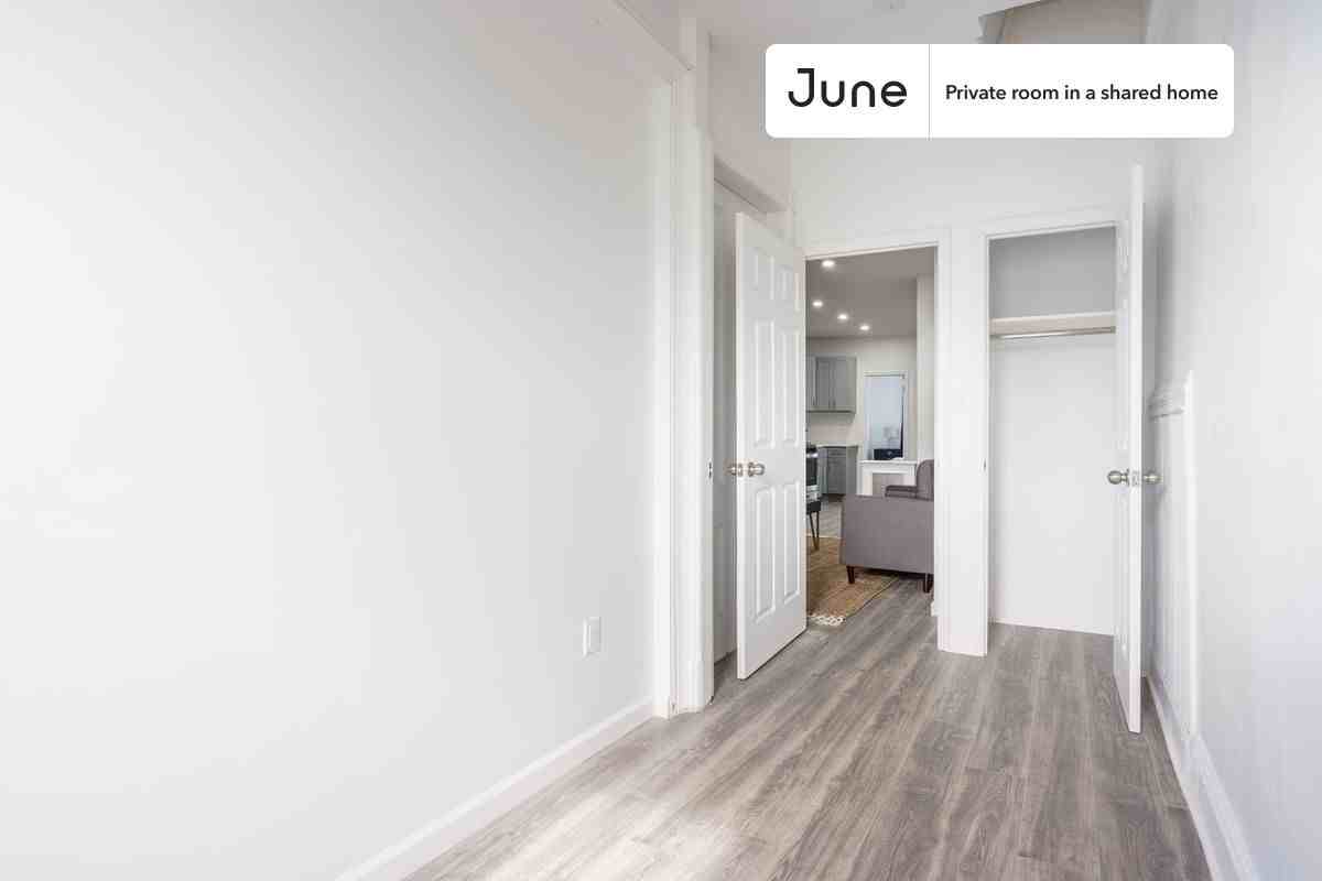 2444 43rd St #D - Photo 4 of 10