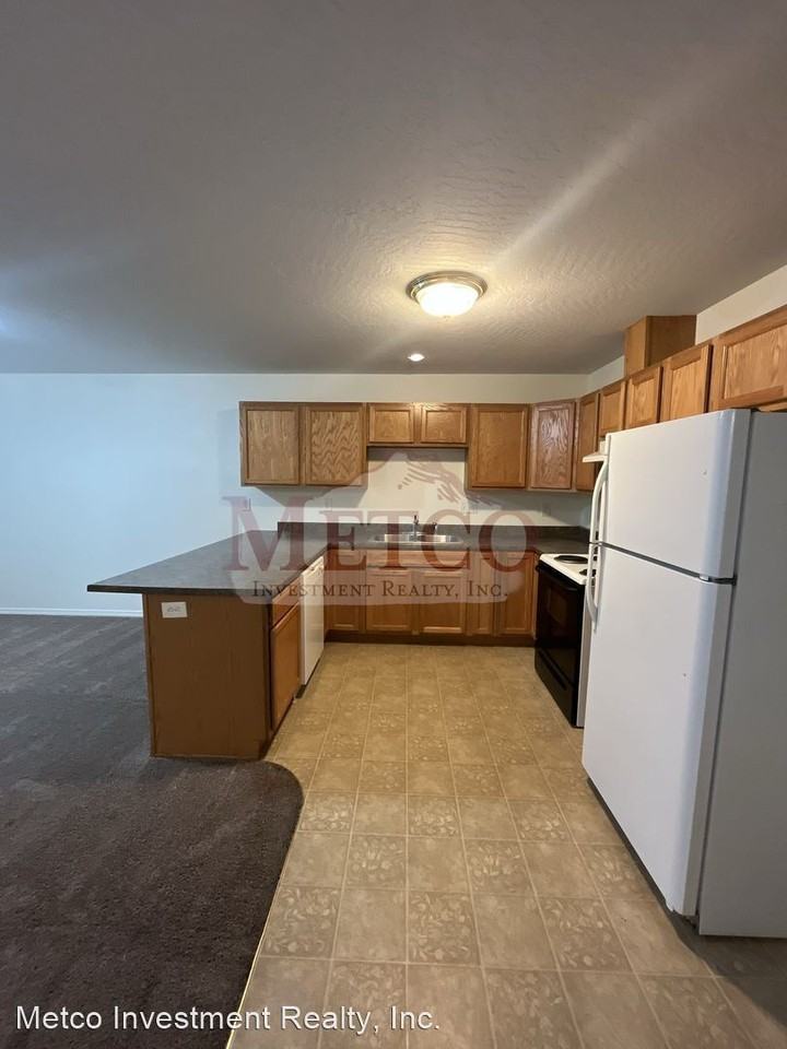 1113/15/17/19 E Chamberlain - Photo 2 of 12