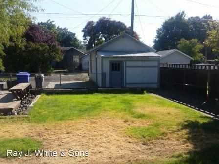 1018 10th Ave - Photo 3 of 5