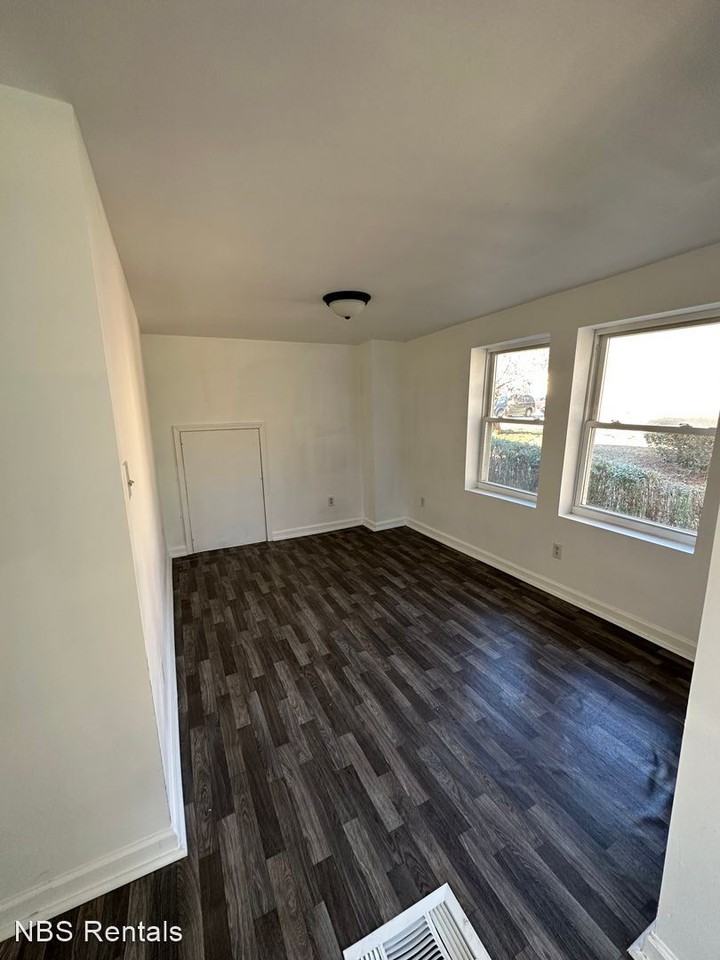 813 13th St - Photo 2 of 8