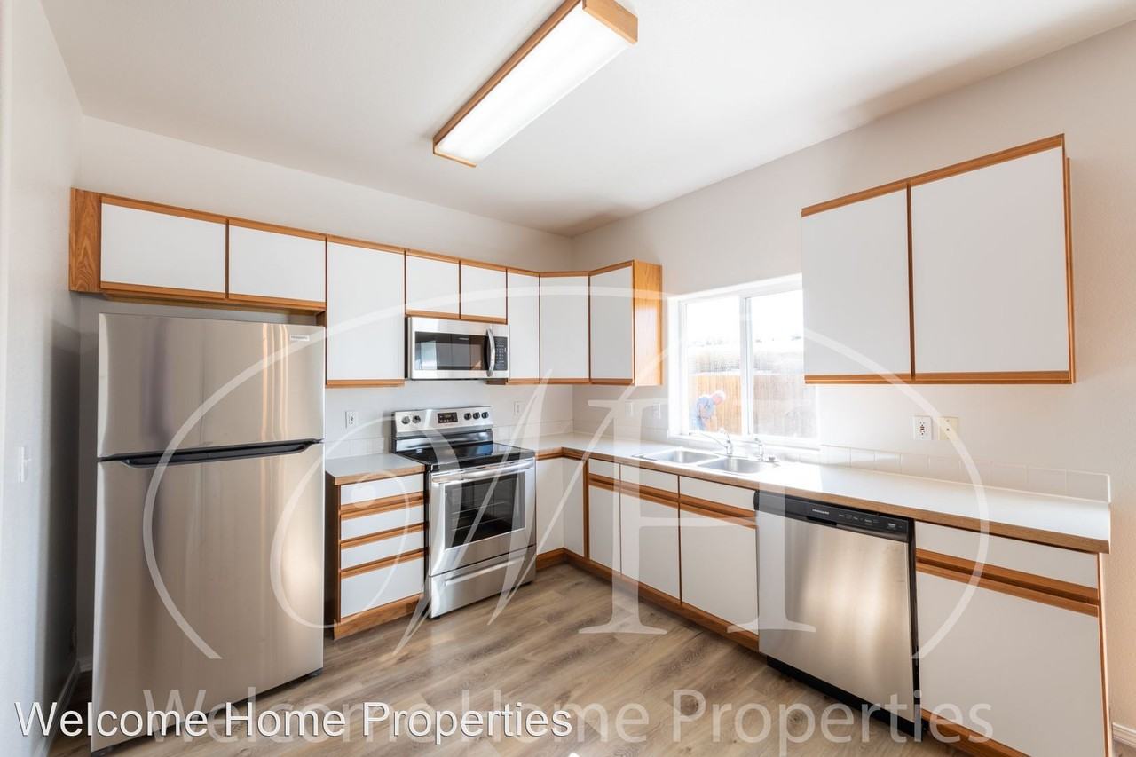 23 NW Earl Lane - Photo 3 of 22