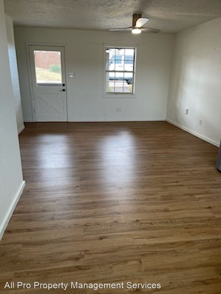 1900 Bouldercrest Dr - Photo 3 of 17