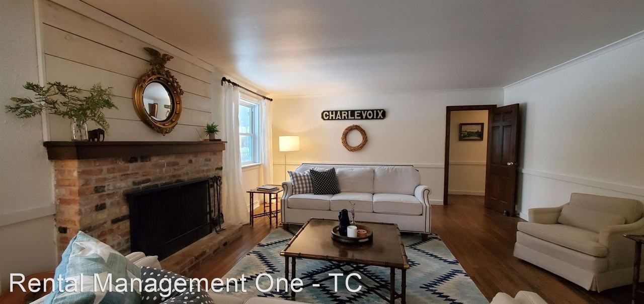 301 Eagle Dr - Photo 2 of 38