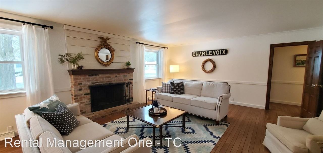 301 Eagle Dr - Photo 3 of 38