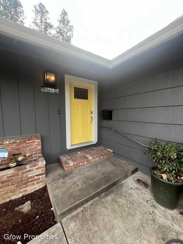 1804 Wayside Ln - Photo 3 of 31