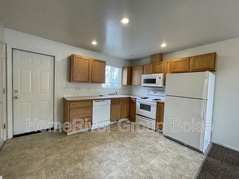 812 E Roosevelt Ave - Photo 2 of 14