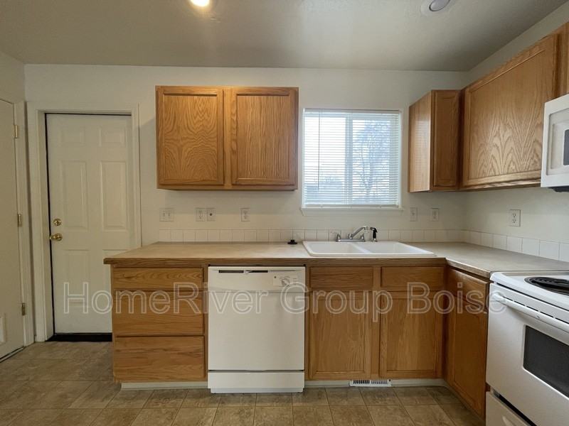 812 E Roosevelt Ave - Photo 4 of 14