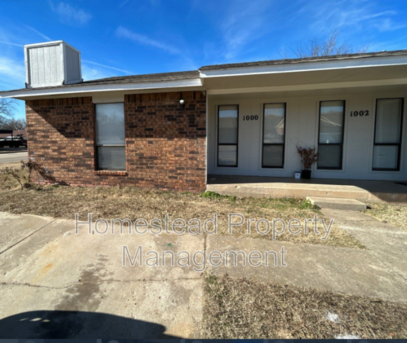 1004 Acacia Cir - Photo 2 of 12