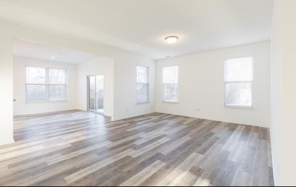 8060 Clarks Creek Ct - Photo 3 of 14