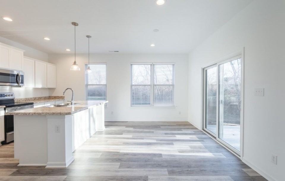 8060 Clarks Creek Ct - Photo 4 of 14