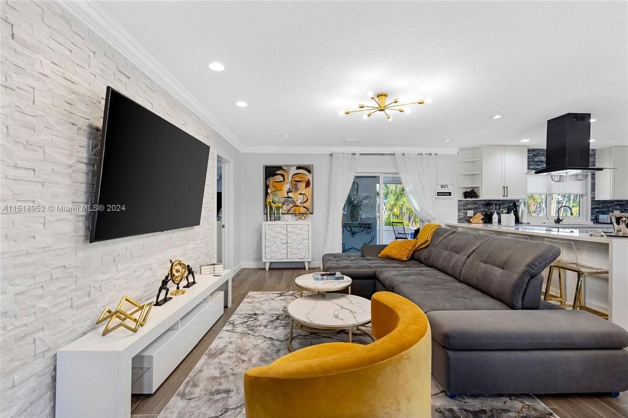 5801 Ne 18th Ter - Photo 3 of 50