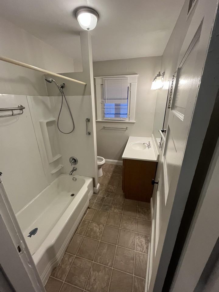 502 N Loudoun St #B - Photo 7 of 15