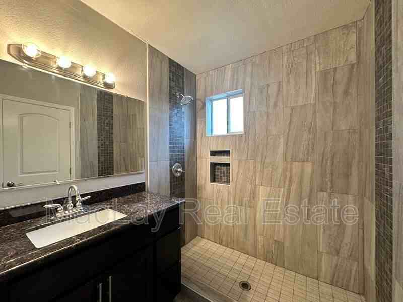 1802 E Hubbell St - Photo 6 of 21