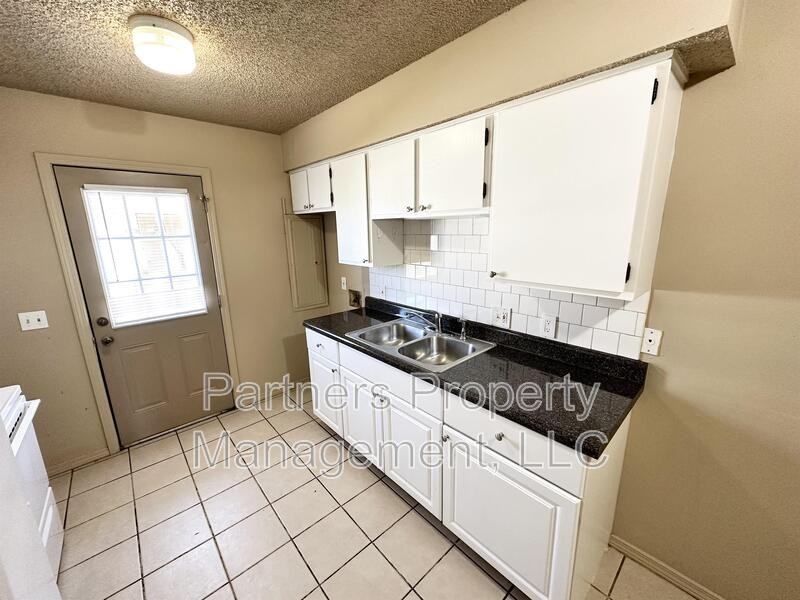 95 Pine Ave - Photo 4 of 14