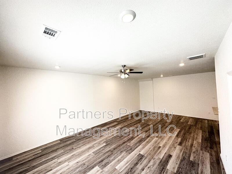 801 S Amarillo Ave - Photo 4 of 28