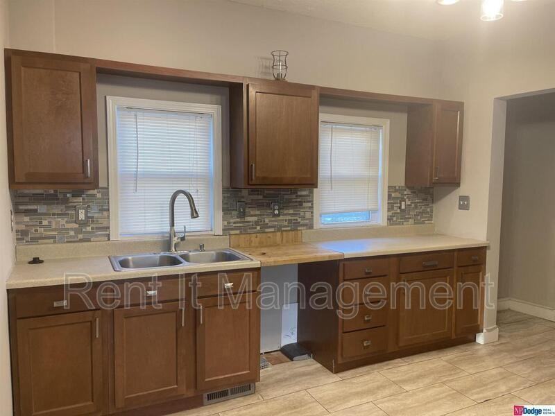 1484 Pinkney St - Photo 2 of 16