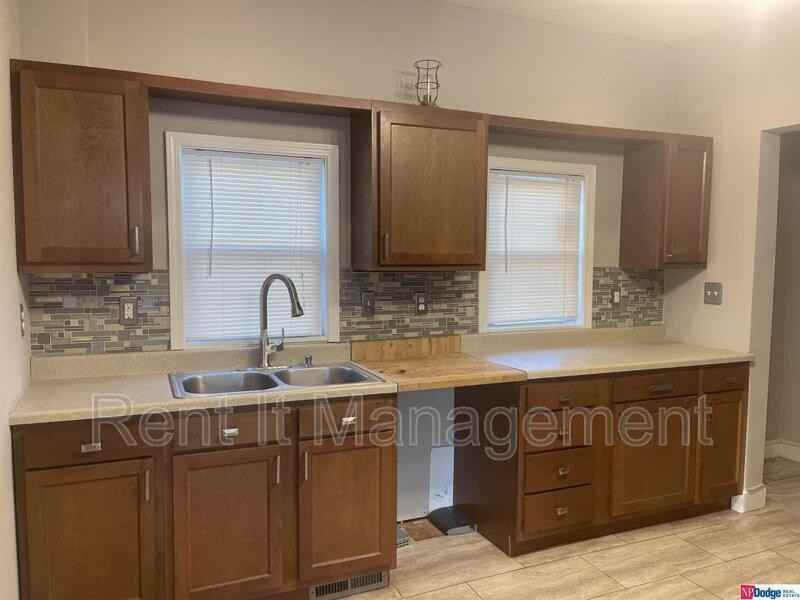 1484 Pinkney St - Photo 3 of 16