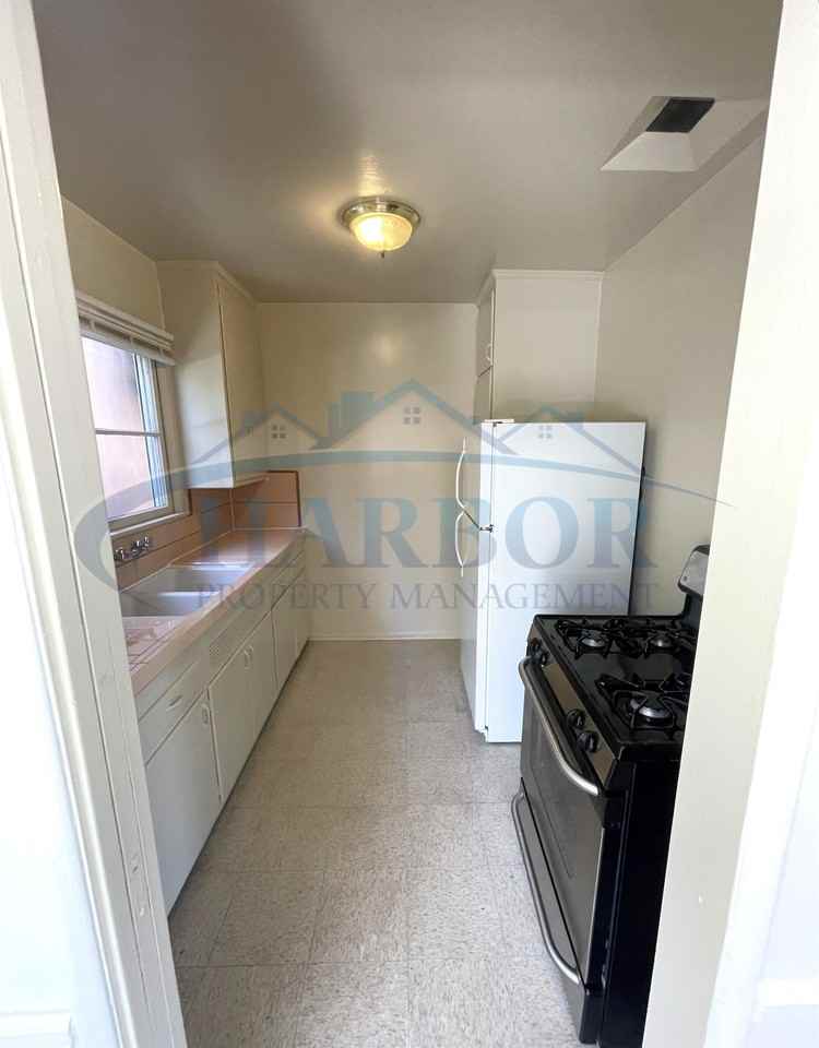 535 South Manhattan Place - Photo 2 of 13