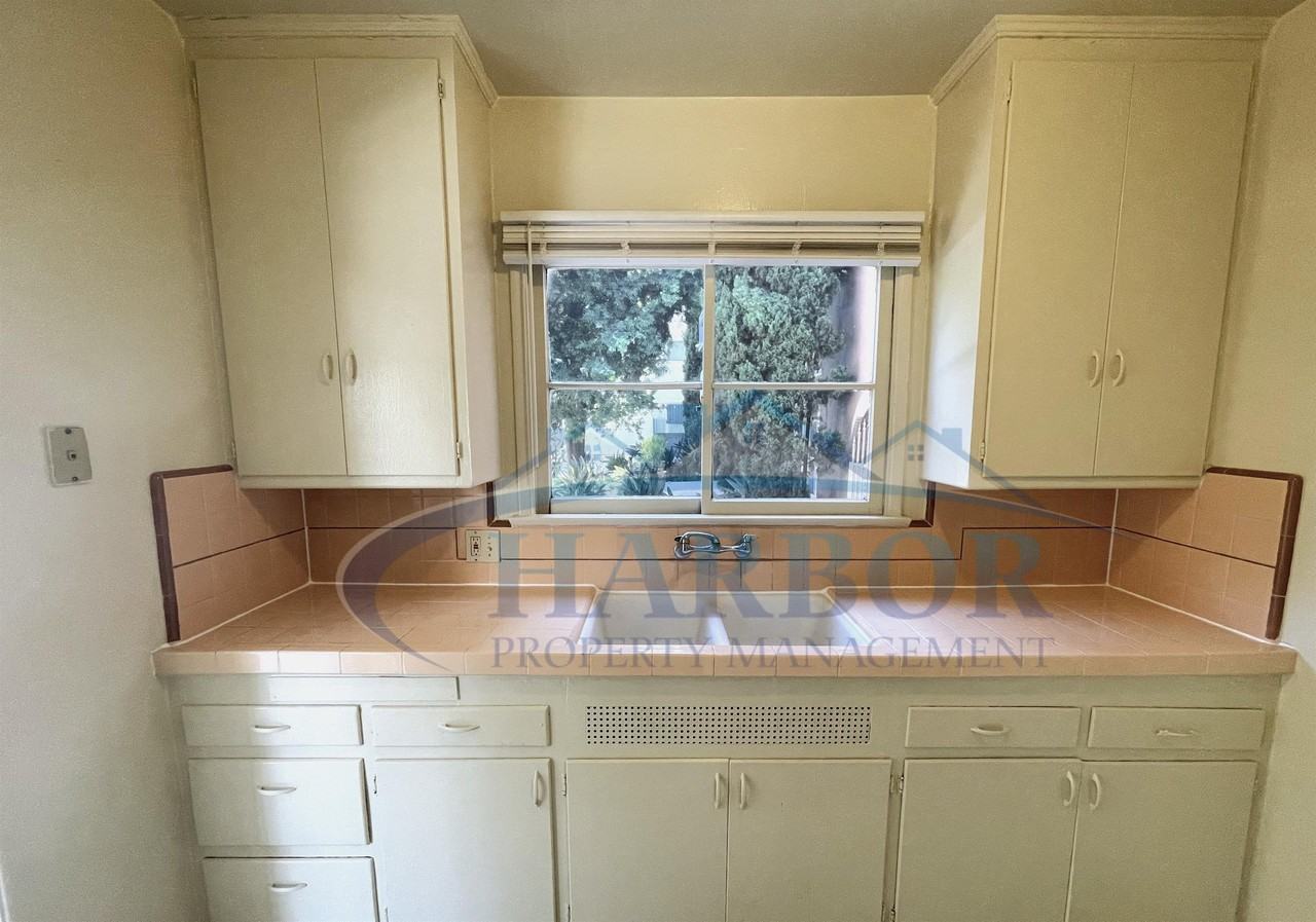 535 South Manhattan Place - Photo 3 of 13