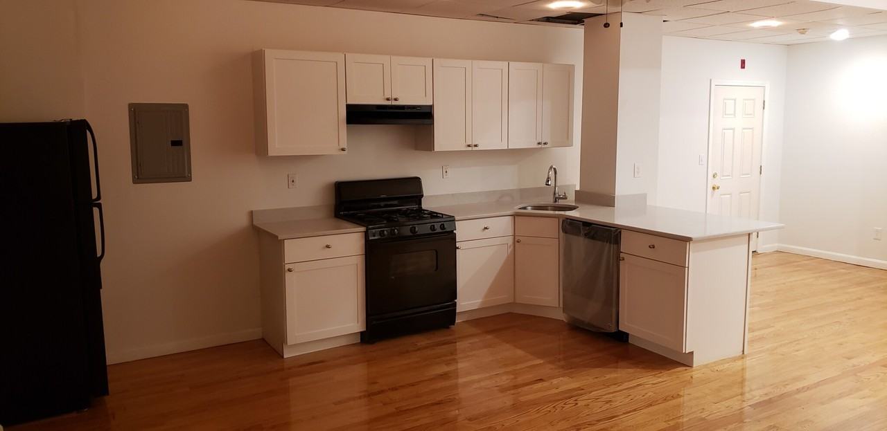 28 Fleet St #B - Photo 4 of 21