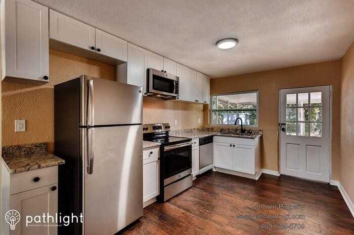 521 40th Ave S - Photo 2 of 24