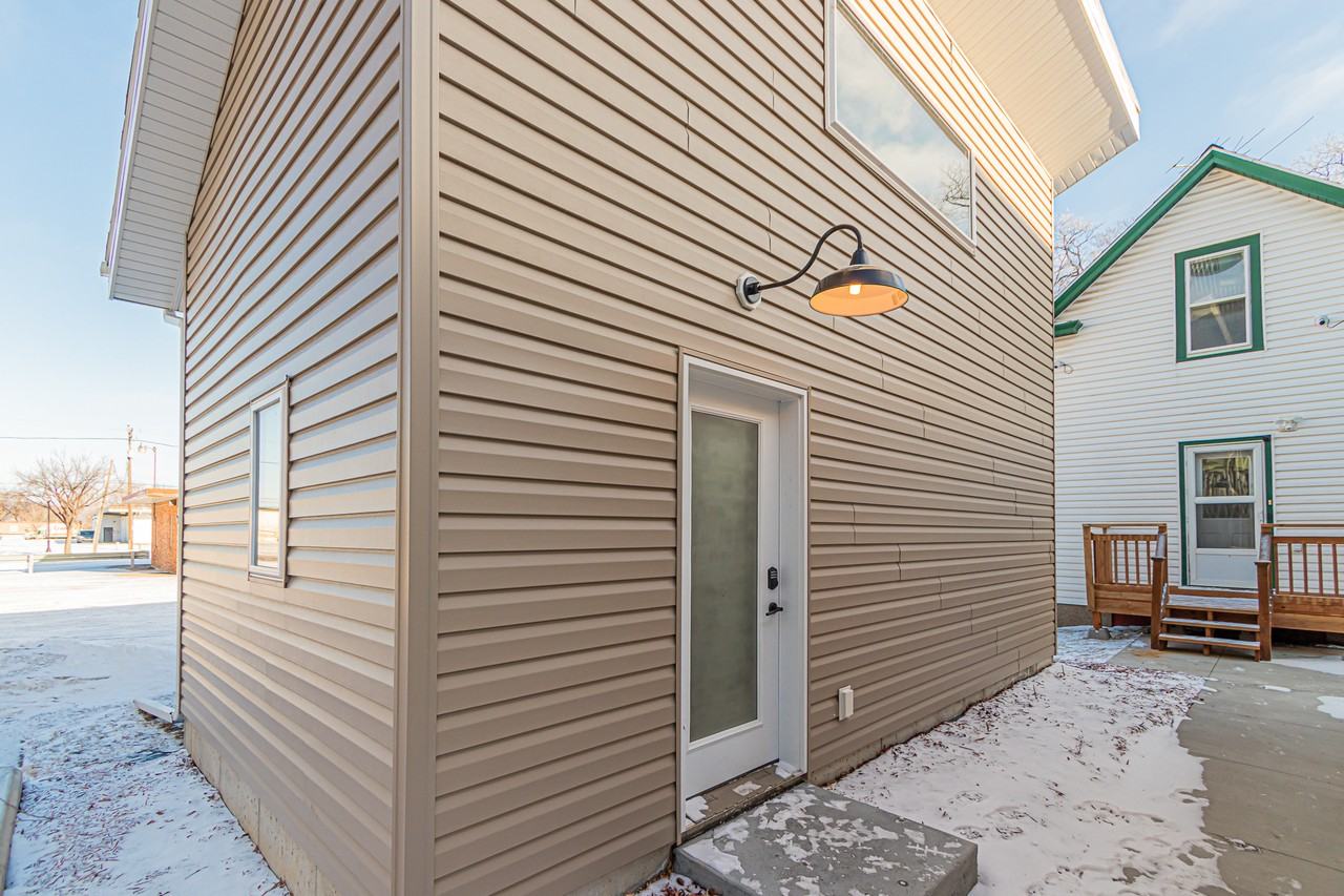 308 10th St N #B - Photo 3 of 17