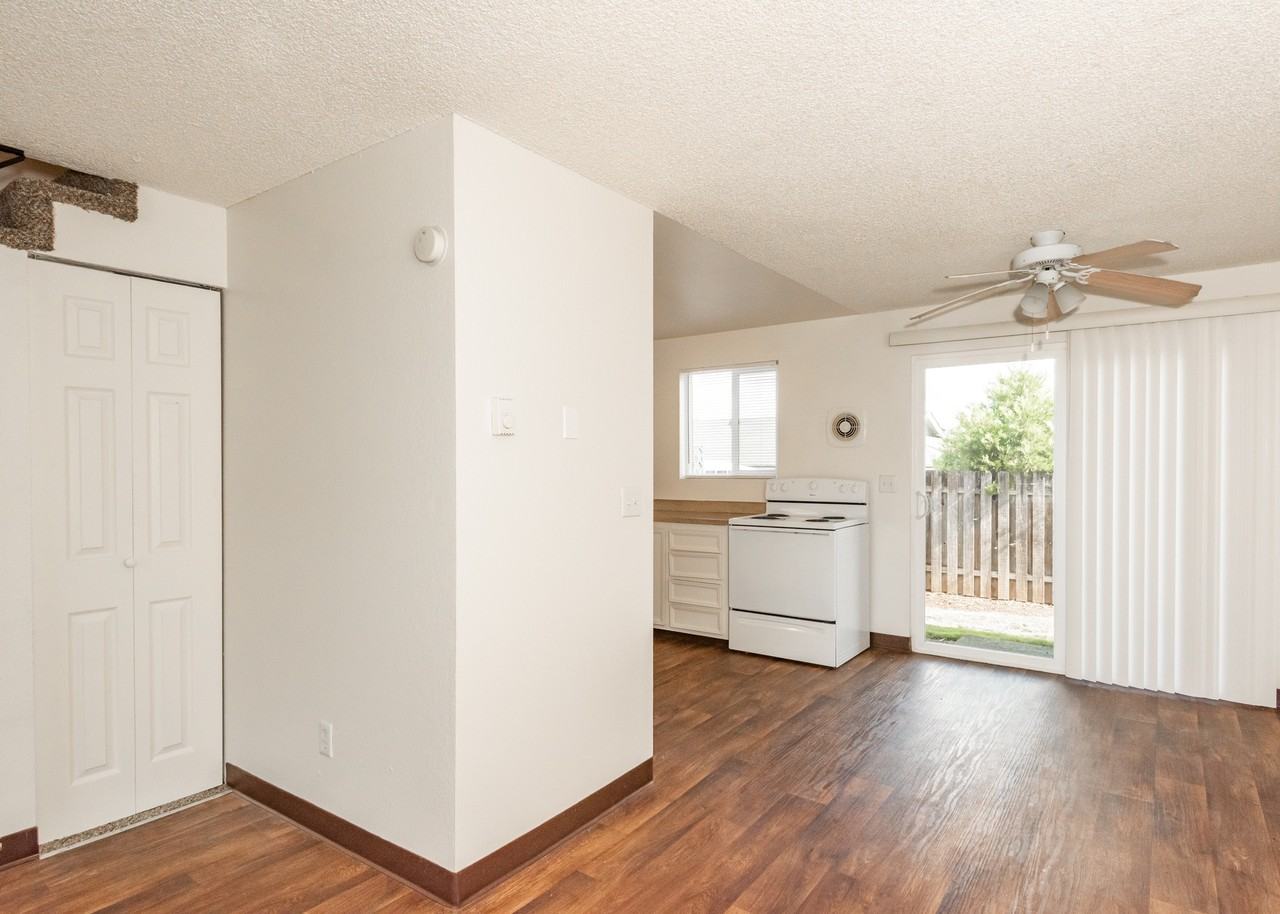 Cinnamon Square Apartments 13609 Gaffney Ln, Oregon City, OR 97045