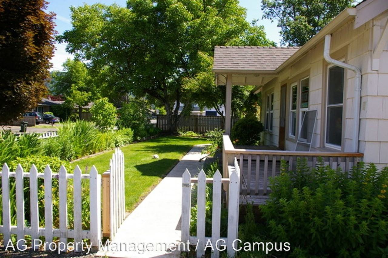 850 66th St - Photo 2 of 24