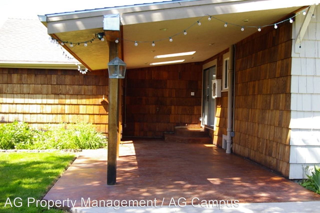 850 66th St - Photo 3 of 24