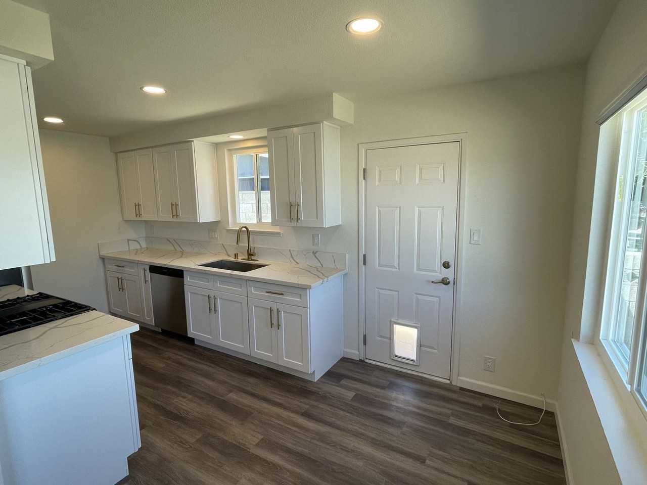 4209 Mayflower Ln - Photo 3 of 20