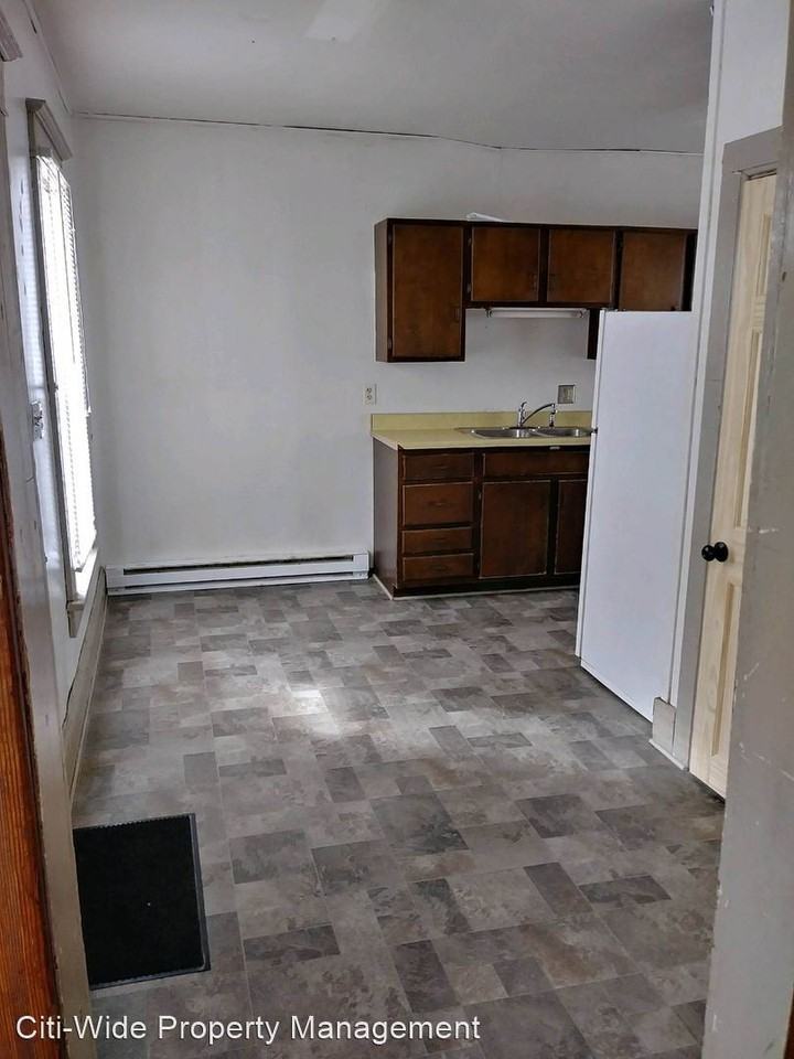 403 2nd St NE - Photo 3 of 8