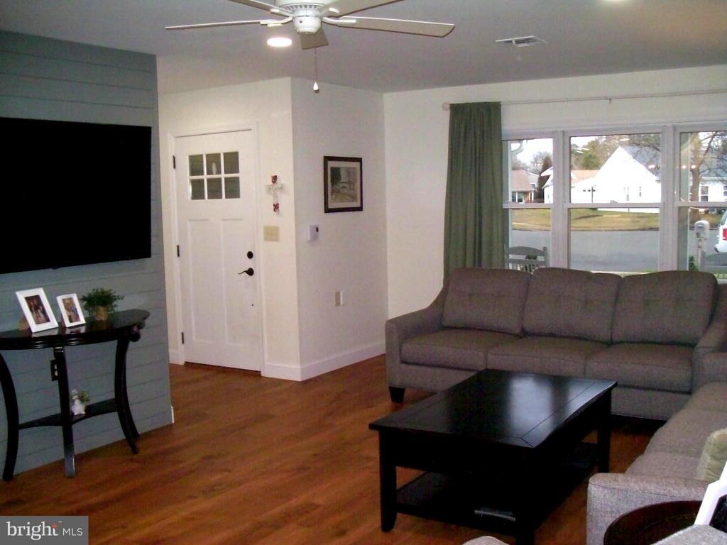 8 Coventry Ct - Photo 2 of 10