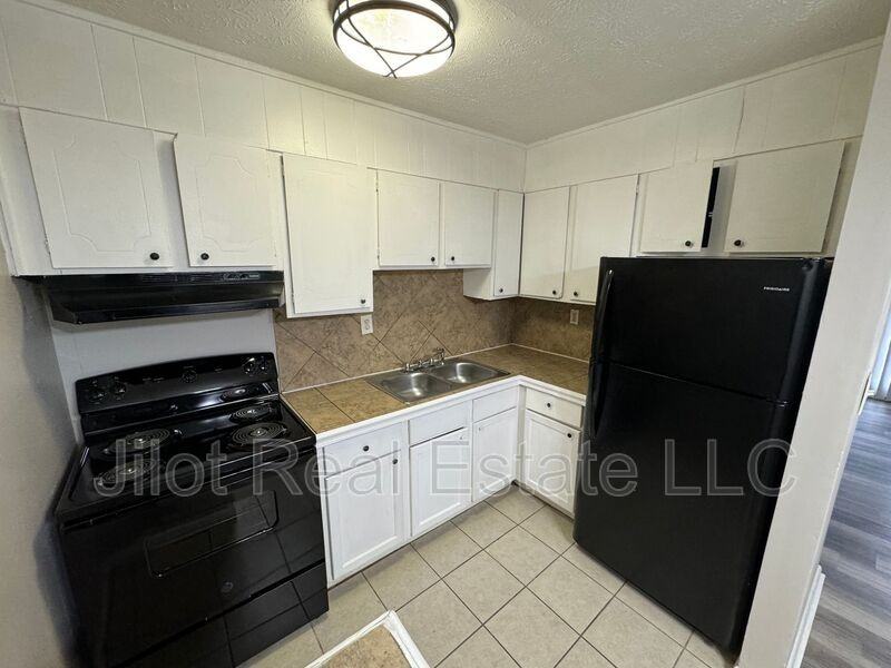 2711 Fairlee Dr #A4 - Photo 2 of 14