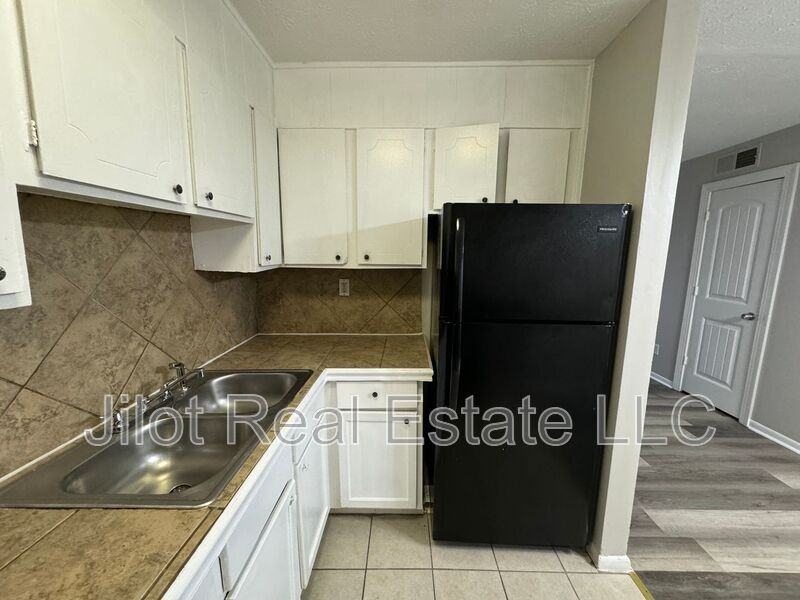 2711 Fairlee Dr #A4 - Photo 3 of 14