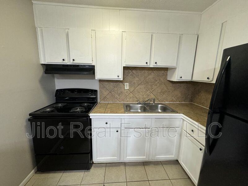 2711 Fairlee Dr #A4 - Photo 4 of 14